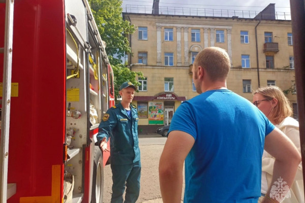 Гости из столицы посетили смоленский музей пожарных и спасателей