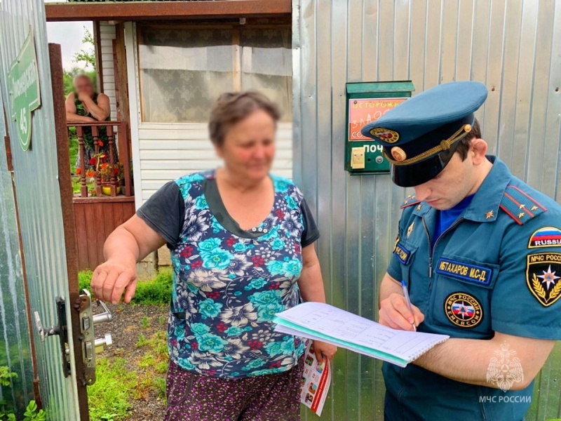 Жителям Смоленской области сотрудники МЧС регулярно напоминают о пожарной безопасности
