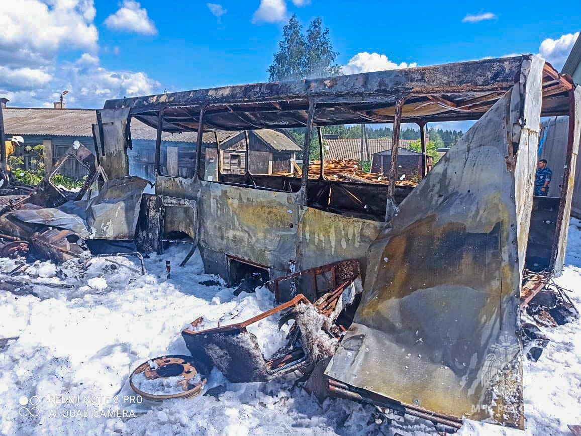 В Гагарине сгорел старый автобус