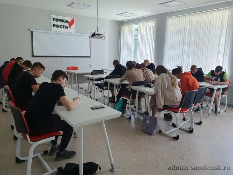 Ученики Краснинской средней школы написали письма бойцам в зону СВО