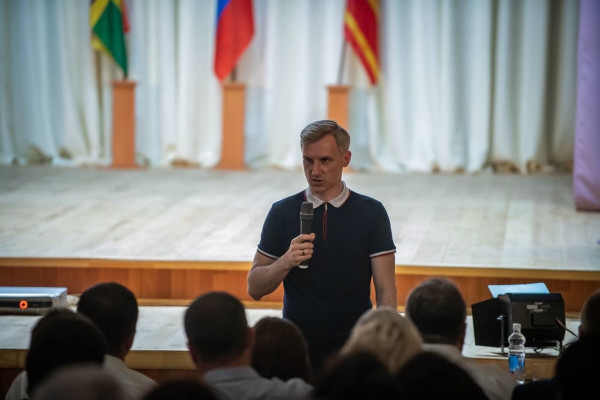 В Шумячском районе более 300 человек приняли участие во встрече с врио Губернатора Смоленской области