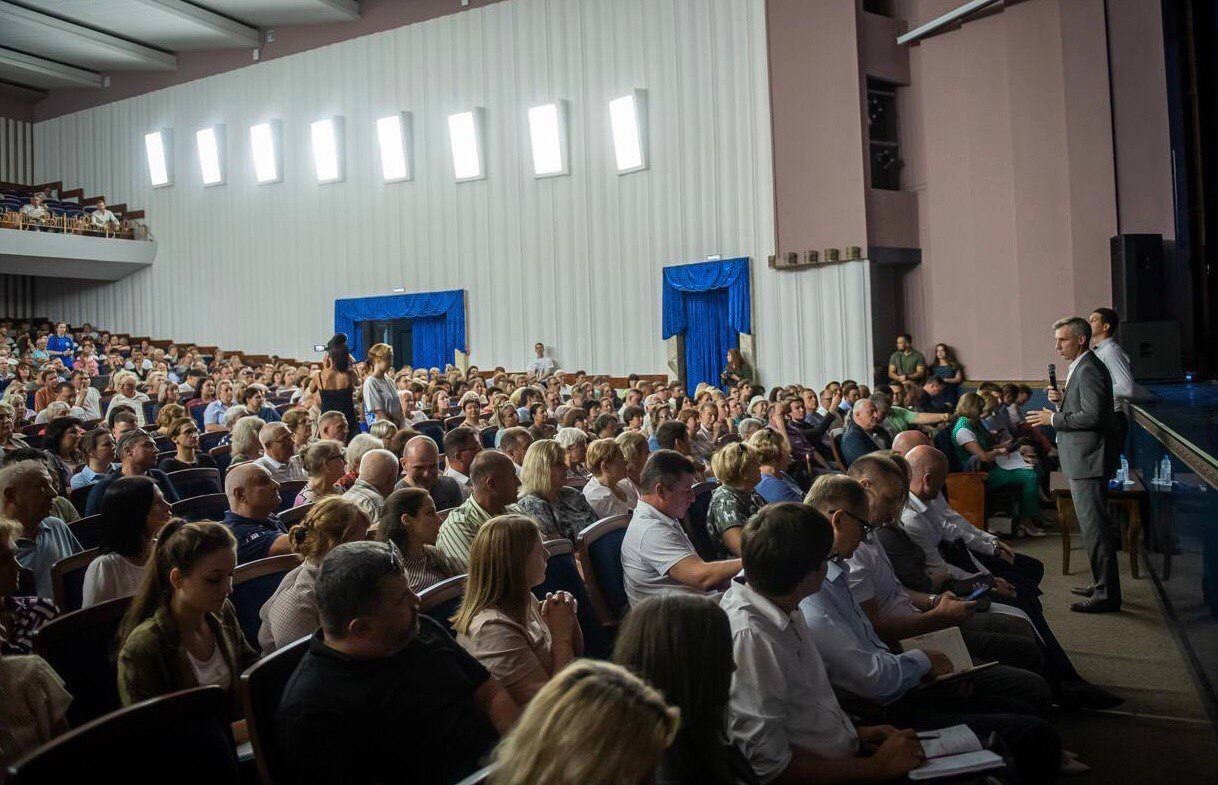 Более 800 жителей Ленинского и Промышленного районов Смоленска приняли участие во встрече с врио Губернатора