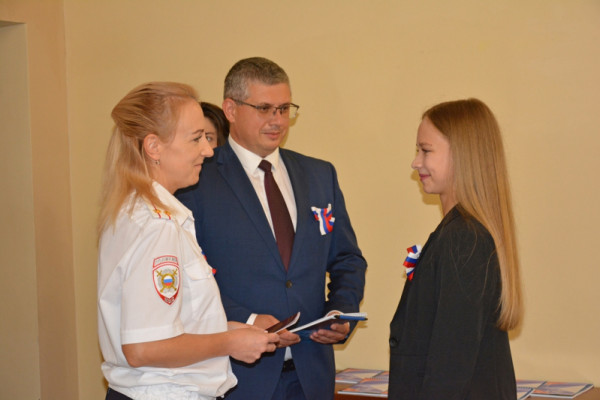 В Смоленске торжественно вручили паспорта школьникам, достигшим 14 лет