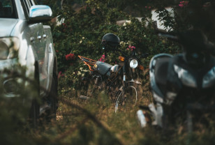 В Смоленском районе водитель упал с мотоцикла, двигаясь по полю