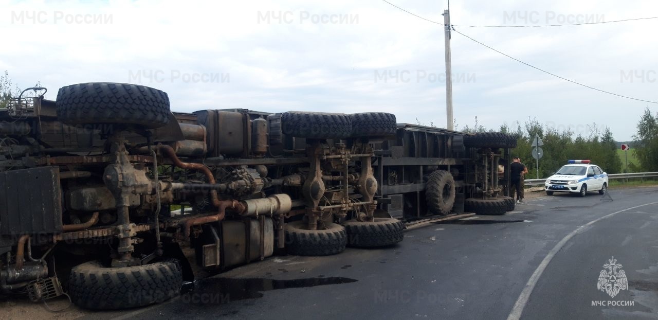 В Смоленской области на автодороге перевернулся грузовик