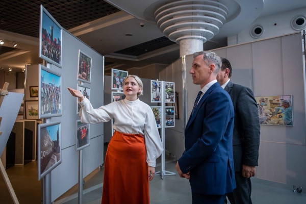 В Смоленске открылась фотовыставка, посвящённая годовщине вхождения новых регионов в состав РФ