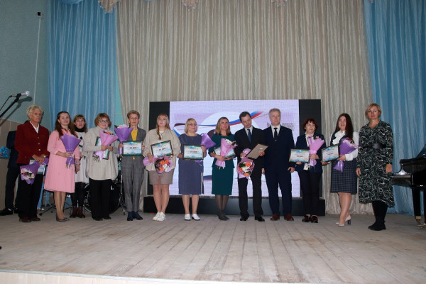 «Дорогобуж» наградил лучших учителей школ Дорогобужского района