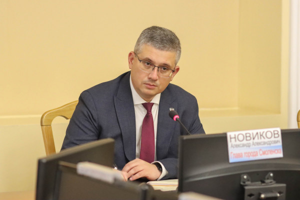 Александр Новиков поручил заранее информировать смолян о детском досуге на каникулах