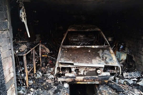 В одном из гаражных кооперативов Смоленска сгорела «девяносто-девятка»