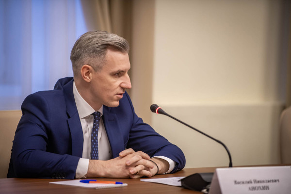 Губернатор Василий Анохин поздравил смоленских налоговиков с профессиональным праздником