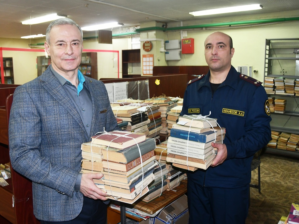 СмолГУ передал около 800 книг в учреждения УФСИН