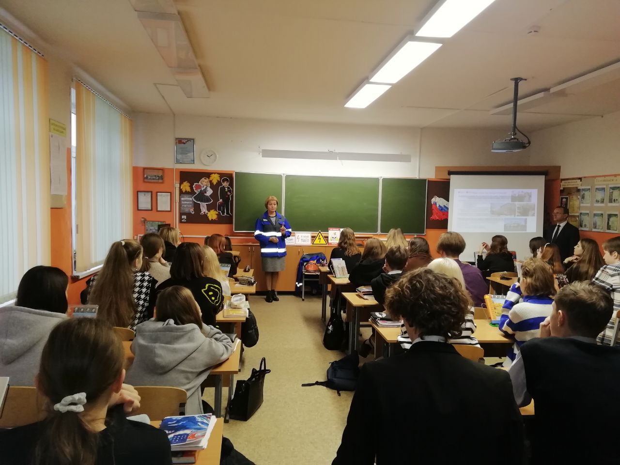 Сотрудники «Смоленскэнерго» познакомили старшеклассников с профессией энергетика