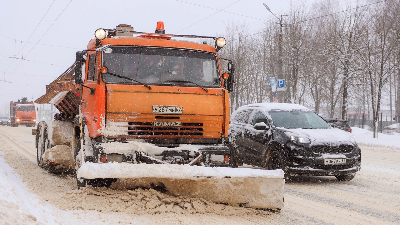 Ночью с 8 на 9 декабря в Смоленске продолжатся работы по вывозу снега