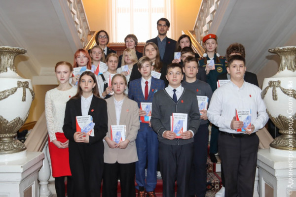 В Смоленске школьникам, отличившимся в учёбе и спорте, вручили паспорта