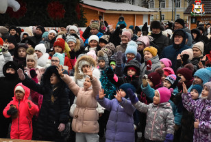 В Смоленске состоялось открытие катка и главной новогодней елки