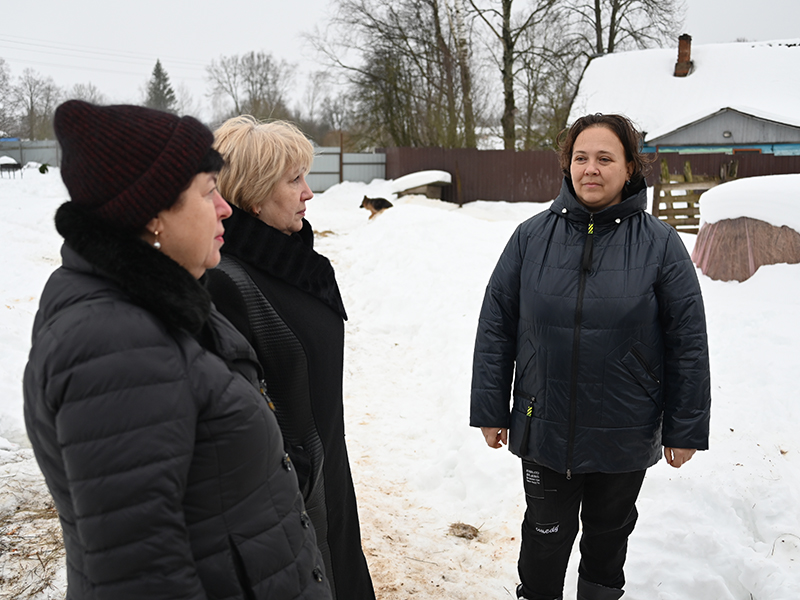 Депутат облдумы посетила несколько смоленских семей, которые заключили социальный контракт