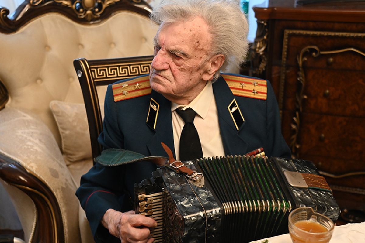 В Смоленске Игорь Ляхов поздравил с Новым годом ветерана Великой Отечественной войны Фёдора Русакова