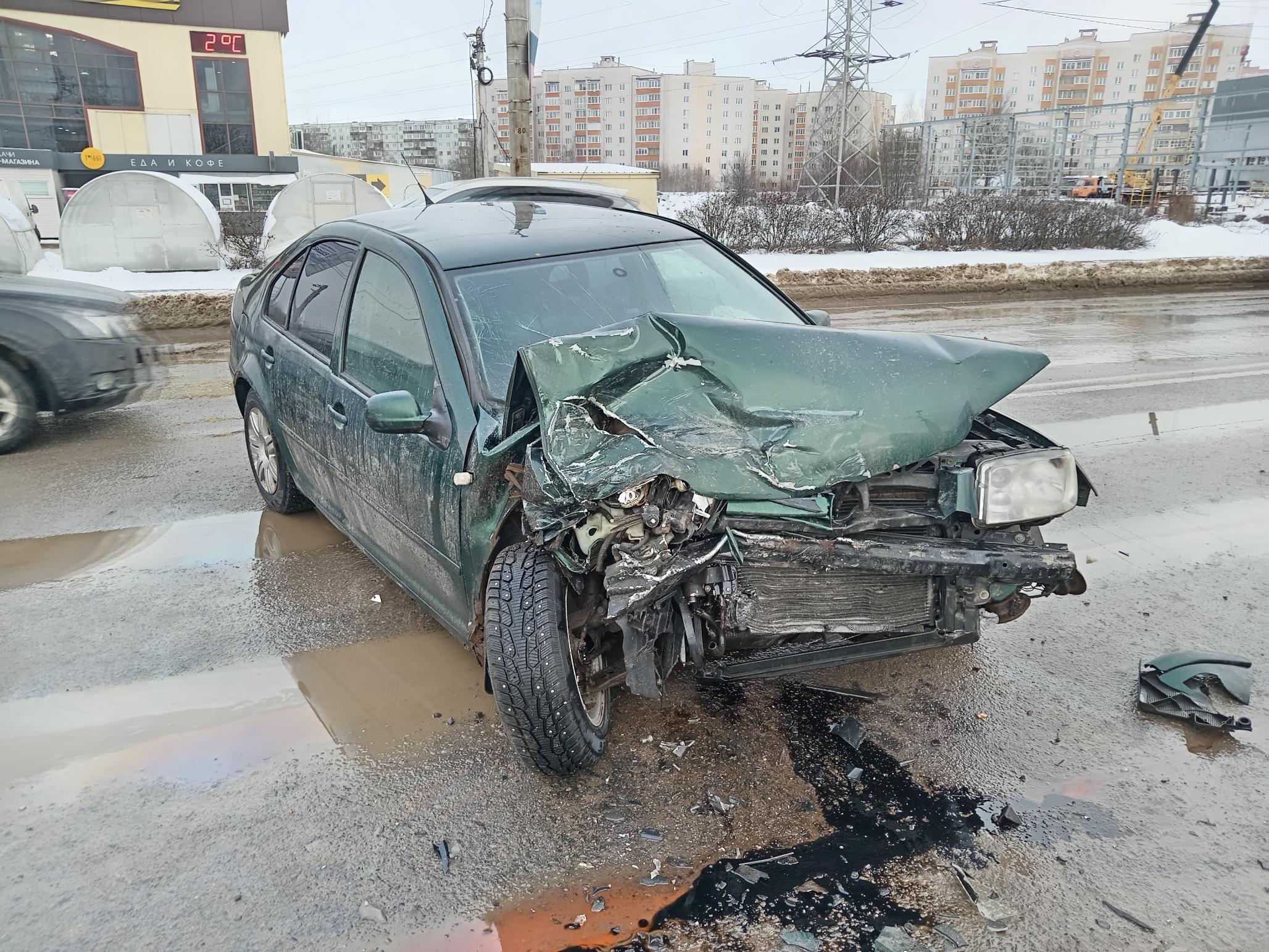В Смоленске на Краснинском шоссе столкнулись две иномарки