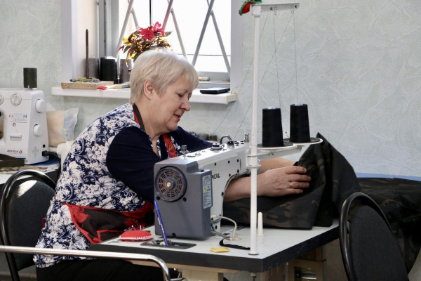 Сенатор Артём Малащенков приобрёл швейную машинку для волонтёров «Ваш Тыл67» в Починке