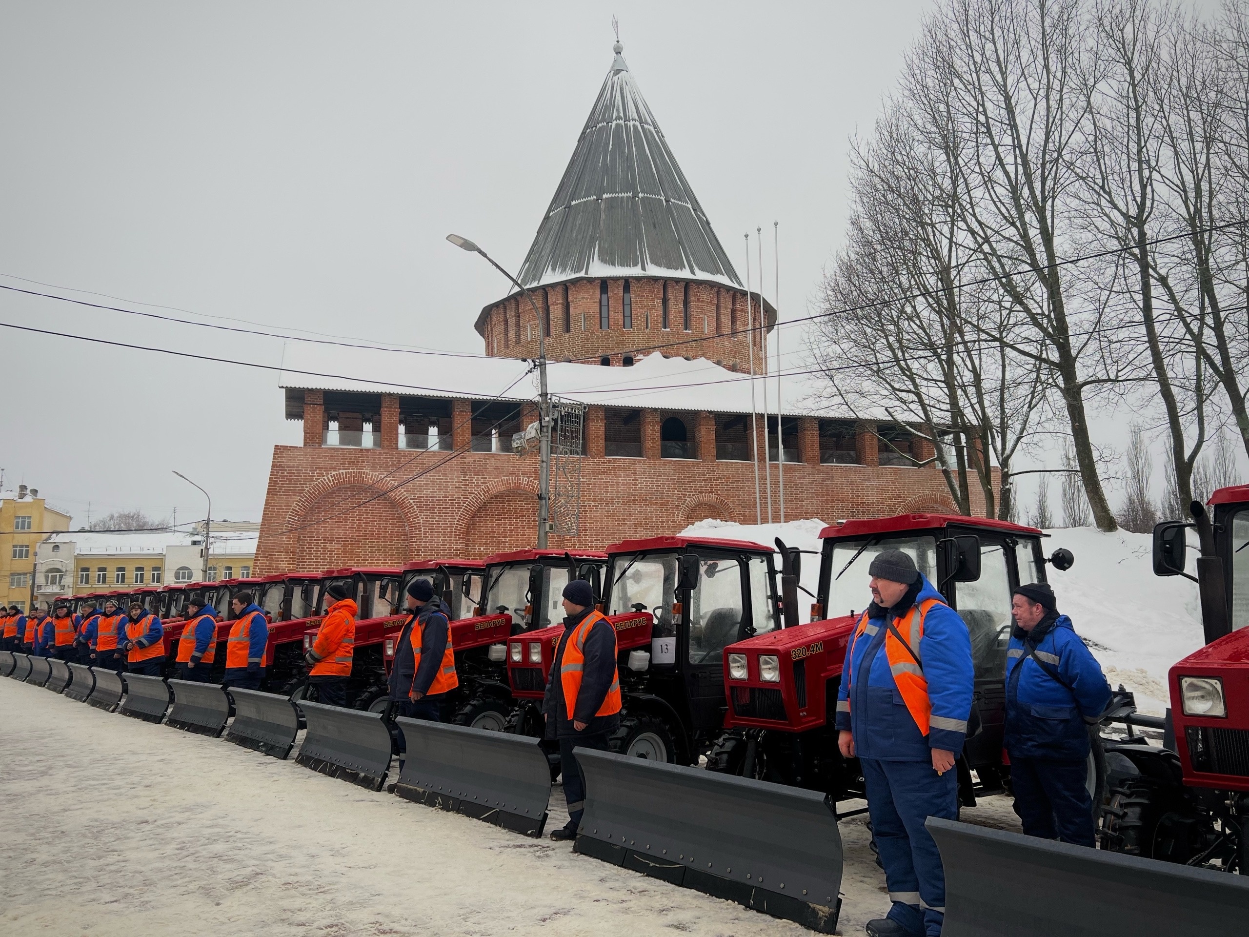 Смоленск получил 15 единиц новой снегоуборочной техники