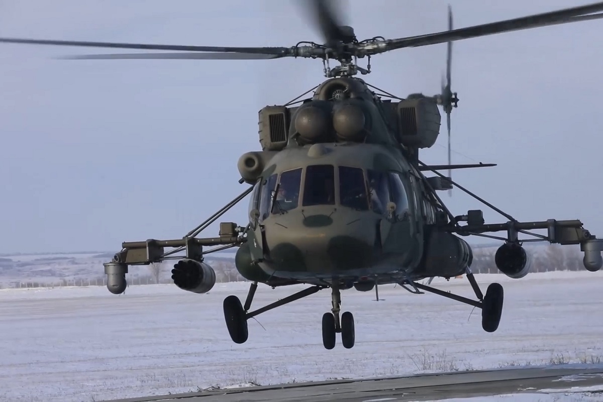Кадры боевой работы российских авиационных спасателей в зоне СВО