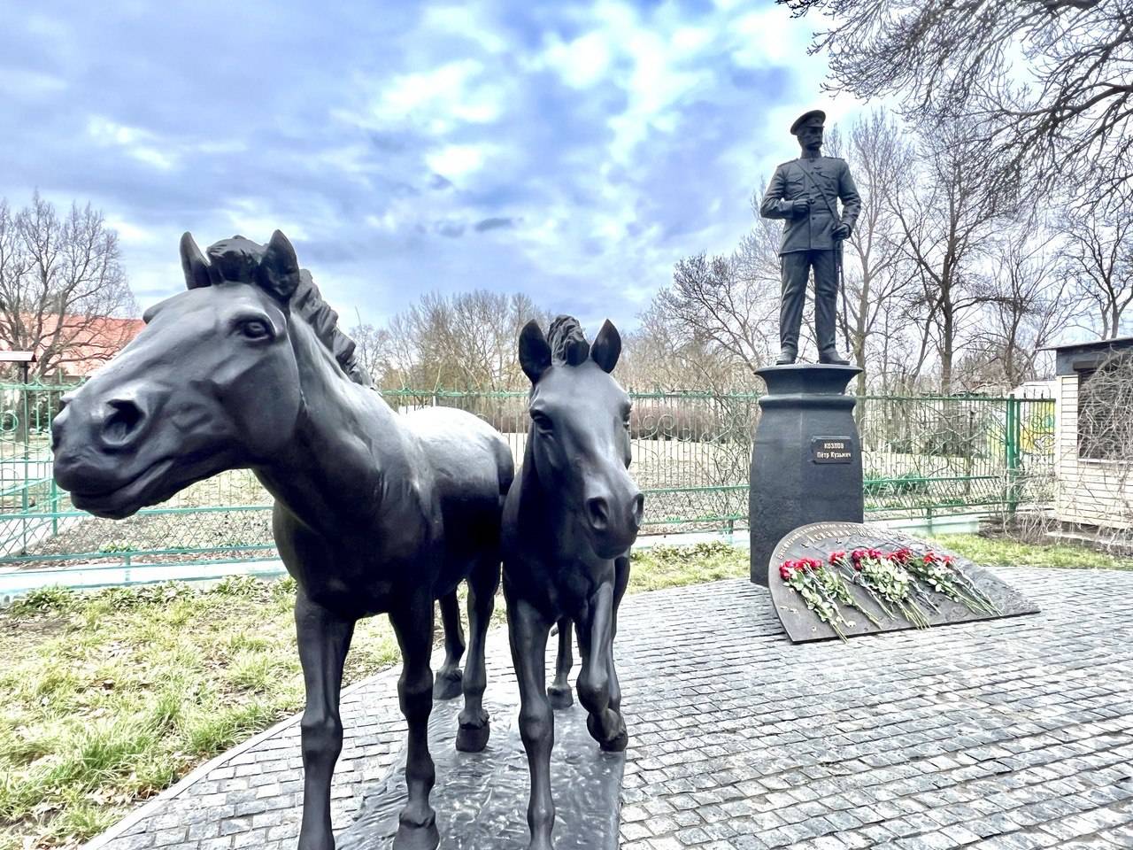 В Херсонской области открыли памятник уроженцу Смоленщины путешественнику Петру Козлову