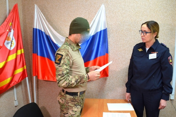 В Смоленске иностранцы-контрактники получили российское гражданство в упрощённом порядке 