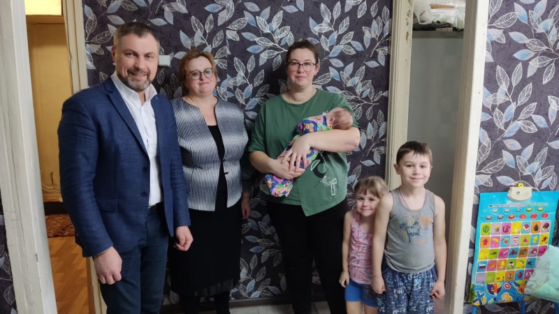 В Починковском районе поздравили семью первого в 2024 году новорожденного 