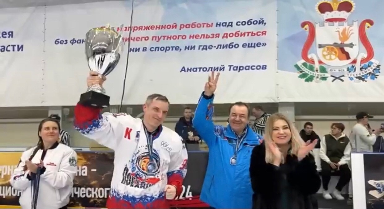 Василий Анохин поздравил победителей хоккейного турнира в Смоленске
