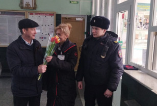 Смоленские транспортные полицейские поздравили женщин с праздником 