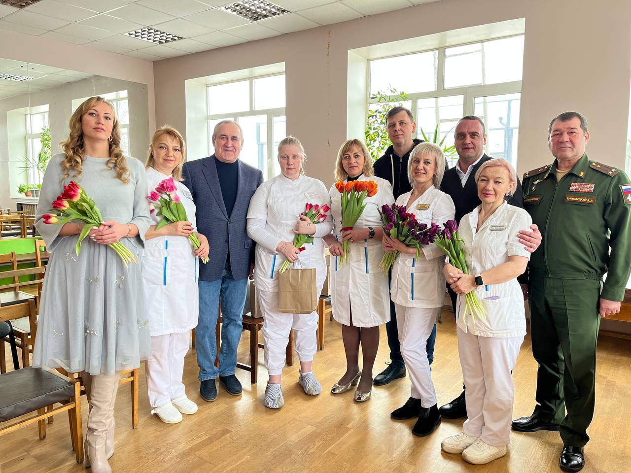 Неверов, Малащенков и Шелудяков поздравили женщин-врачей Смоленского военного госпиталя с 8 марта