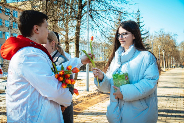 В Смоленске волонтёры поздравили жительниц и гостей города с 8 марта