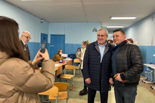 Сергей Неверов поговорил со смолянами, пришедшими на голосование