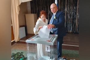 Жених и невеста приняли участие в выборах президента в Смоленской области