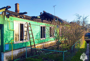 В Сычевке спасатели тушили пожар в двухквартирном доме