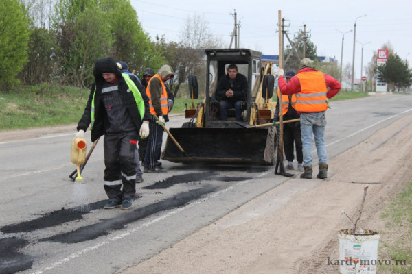В посёлке Кардымово Смоленской области начали ямочный ремонт на улице Ленина 
