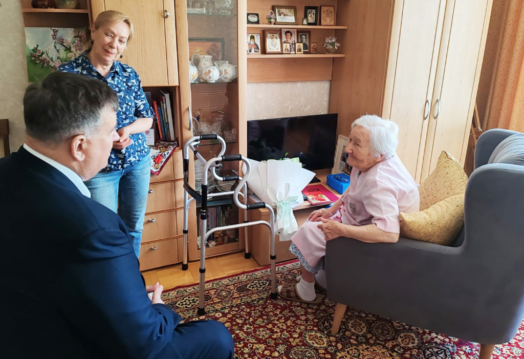 Председатель Смоленского горсовета Анатолий Овсянкин поздравил ветерана со 100-летием