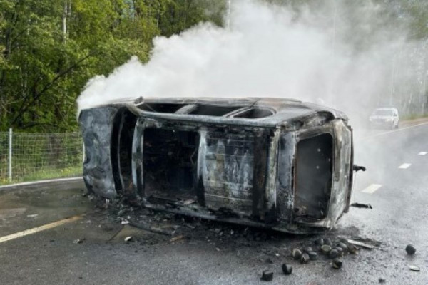 На трассе М-1 в Смоленском районе «Ниссан перевернулся и загорелся