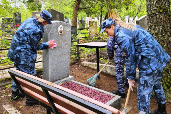 Сотрудники смоленского СИЗО благоустроили могилу ветерана Великой Отечественной войны