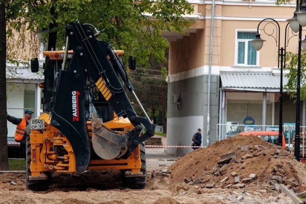 В Смоленске начали ремонтировать сквер возле памятника Твардовскому и Тёркину