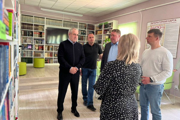 Сергей Неверов поможет сельской библиотеке в Духовщином районе с ремонтом помещения