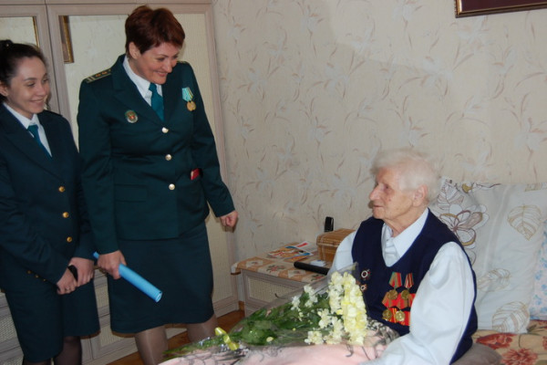 Смоленские таможенники поздравили с 79-летием Победы ветеранов Великой Отечественной войны