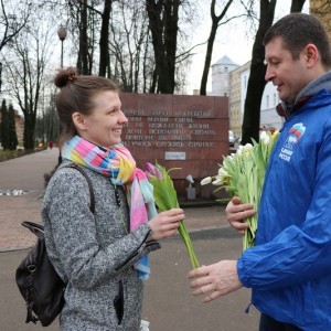 Руководители смоленских единороссов  лично дарили дамам цветы и комплементы