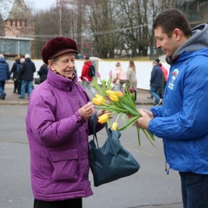 Руководители смоленских единороссов  лично дарили дамам цветы и комплементы