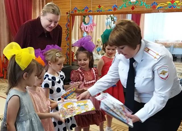 Воспитанницы социально-реабилитационного центра для несовершеннолетних получили подарки от полиции