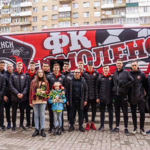Футболисты «Смоленска» поздравили горожанок с 8 Марта