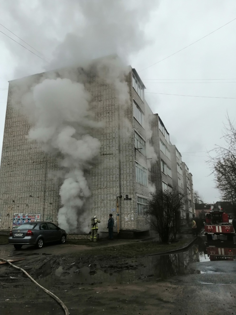 В Рославле произошел пожар в подвале многоквартирного дома 
