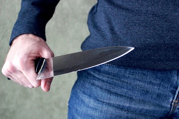 Житель Вяземского района ударил ножом знакомую 
