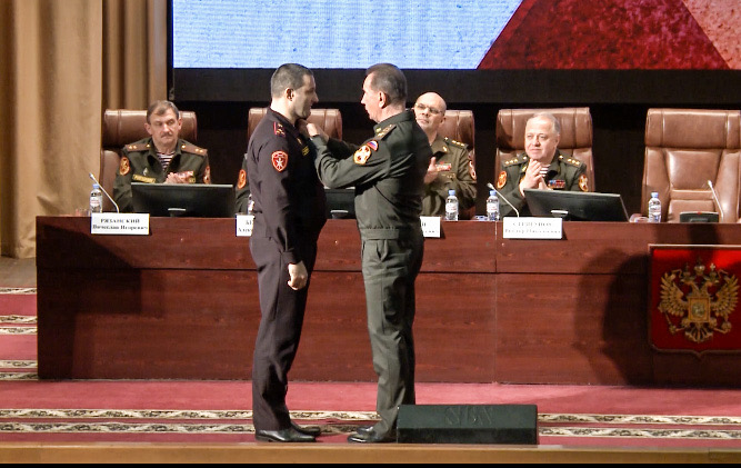 Начальника Управления Росгвардии по Смоленской области наградили медалью «За проявленную доблесть» III степени