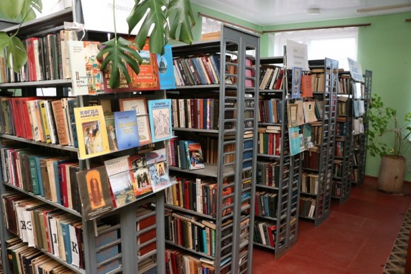 Активисты проекта «Забота» передали книги библиотеке Игоревского сельского поселения
